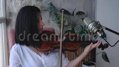 音乐家妇女<strong>小</strong>提琴演奏的肖像，稳定的凸<strong>轮</strong>镜头，缓慢的<strong>运动</strong>。